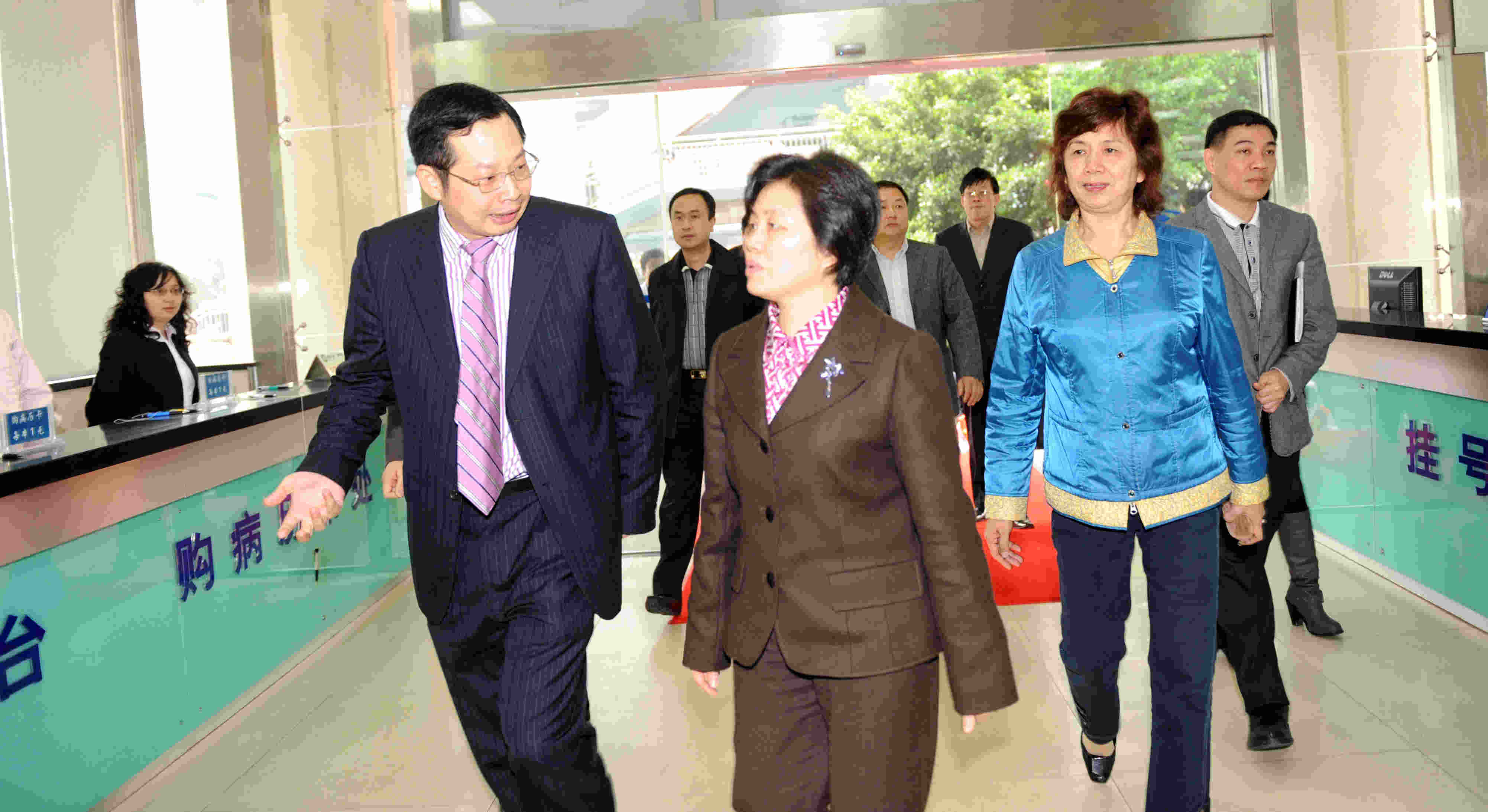 2010年3月，副省长陈桦来厦门眼科中心调研参观