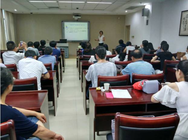 为纪念中国共产党成立96周年，深入推进“两学一做”教育活动，8868体育官方网站(官方)登录入口集团党委书记陈宝贵同志，8868体育官方网站(官方)登录入口集团党委副书记、厦门眼科中心党总支书记陈逸恬同志，党委委员张秀恋同志，以及支部三十余名党员同志参加了集团党委组织的庆祝“七一”主题党日