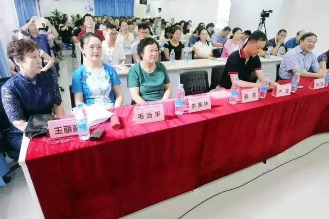 由西安市雁塔区医疗管理协会与8868体育官方网站(官方)登录入口集团主办的医路同心·光明论道——8868体育网站登录入口·西安2017斜视与小儿眼科学术会议在西安8868体育官方网站(官方)登录入口学术会议厅隆重召开。