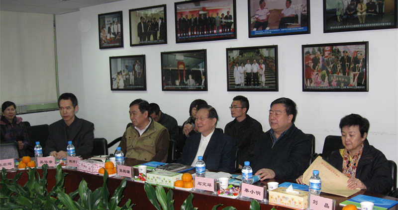 2012年2月， 参事张鹤镛一行来厦门眼科中心调研指导