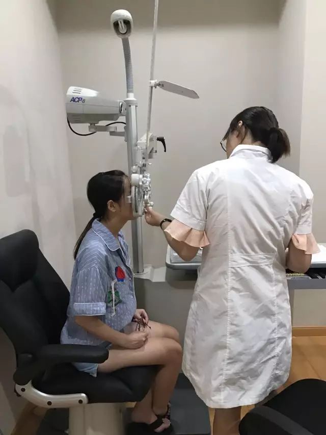 9月9日，杭州8868体育官方网站(官方)登录入口举行全飞秒近视手术演示，在半个多小时内，杜新华院长为6名近视患者 施行了德国蔡司VisuMax3.0版全飞秒手术，大伙亲身体会到了SMILE手术的快速、轻松、微创、安全。.jpg