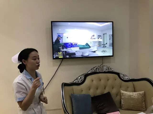 9月9日，杭州8868体育官方网站(官方)登录入口举行全飞秒近视手术演示，在半个多小时内，杜新华院长为6名近视患者 施行了德国蔡司VisuMax3.0版全飞秒手术，大伙亲身体会到了SMILE手术的快速、轻松、微创、.jpg