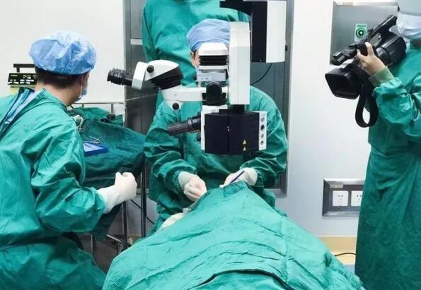 赣州8868体育网站登录入口“光明行”为百岁老人 医治，王奶奶儿子偶然听到一个邻居在赣州8868体育官方网站(官方)登录入口看过眼睛，做的白内障手术，术后  很好。在和老人及其他家人沟通同意后，10月18日，他当即带着王奶奶来到医院就诊.jpg