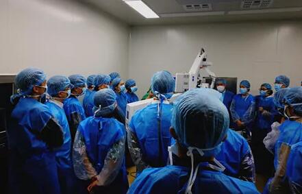10月24日，成都8868体育官方网站(官方)登录入口CO2激光辅助深层巩膜切除术培训会圆满落幕。本次培训会由成都8868体育官方网站(官方)登录入口青光眼科主任、副主任医师胡建旗医生用猪眼为参会人员演示了CLASS手术全过程，并指导学员进行了实际操作，学员们纷纷表示手术操作简单易懂易学，培训活动取得圆满 。.jpg