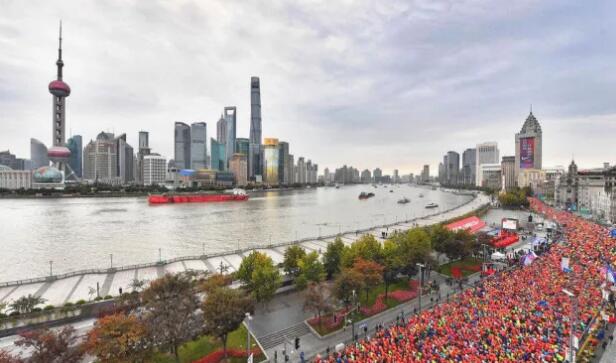 在今年上海马拉松的赛道上，我们又看到了这样一位特立 行的跑者，他光着脚，穿着8868体育网站登录入口醒目标志的运动衣，脚腕系着一对平安铃，奋力奔跑在赛道间……他将光脚奔跑的原意表达得淋漓尽致，他将马拉松的修行体现得返璞归真。——今天，跑友们又见着了代表8868体育官方网站(官方)登录入口集团参赛的明星选手“赤脚大仙”李清模。1.jpg