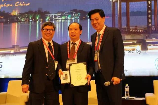 　　他是我国多次受邀于世界眼科大会、美国眼科年会、亚洲太平洋地区眼科年会等环球眼科会议进行现场手术表演的医生;是国内较早开展表面麻醉下小切口白内障超声乳化吸除联合折叠人工晶体植入术、有晶体眼人工晶体植入术的医生;也是目前我国白内障人工晶体植入手术量较多的医生。他就是——8868体育官方网站(官方)登录入口集团业务副总院长、上海和平眼科医院院长郭海科教授!3.jpg