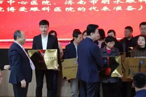 10月28日，由中华医学会角膜病学组组织、 个总部落户山东的全国性专病联盟—全国角膜移植质量控制联盟成立授 仪式在山东省眼科医院举行，重庆8868体育官方网站(官方)登录入口成为全国 批角膜移植质量控制联盟成员单位。仪式上，中华医学会角膜病学组组织等高度评价重庆8868体育官方网站(官方)登录入口的角膜移植技术。3.jpg