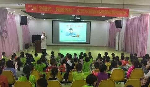11月20日，东莞8868体育官方网站(官方)登录入口“目浴阳光•预防近视”爱眼系列公益活动走进校园继续进行。东莞8868体育官方网站(官方)登录入口派出医学视光科，科室经验丰富的医务工作人员组成公益医疗队走进东莞地区各小学、幼儿园，为近青少年进行近视防控筛查...1.jpg