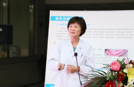 12月17日，由郑州慈善总会、郑州8868体育网站登录入口视光眼科医院与卡尔蔡司(上海)管理有限公司联合举办的“2018视光眼科医院上上老视产品发布会暨 届‘正值夕阳美，较是晶彩时’中老年眼病科普论坛”在郑州8868体育网站登录入口视光眼科医院隆重召开。2.jpg