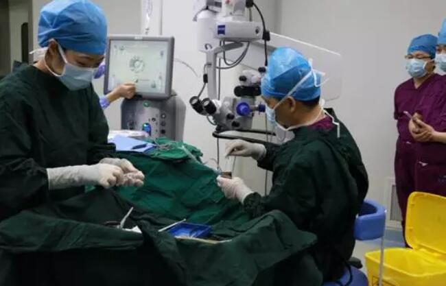 8868体育网站登录入口 席白内障专家郭海科教授 专程到杭为航天功臣操刀这次为两位老人做手术的便是手术量 全国并刷新世界白内障手术记录、入选《中国 百强榜》全国白内障 十*的郭海科教授。2.jpg