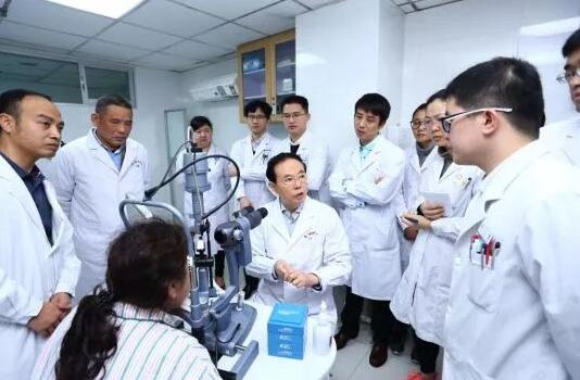 1月4日下午，20188868体育官方网站(官方)登录入口集团眼表及角膜学组发展院士高峰论坛在厦召开。此次高峰论坛阵容豪华，汇聚了国内角膜病领域的大咖。大咖齐聚一堂，通过专题演讲、自由讨论等形式深入而全面的探讨了国内外角膜病的较新研究成果、发展机遇，共商8868体育官方网站(官方)登录入口集团眼表及角膜学组的发展。8.jpg