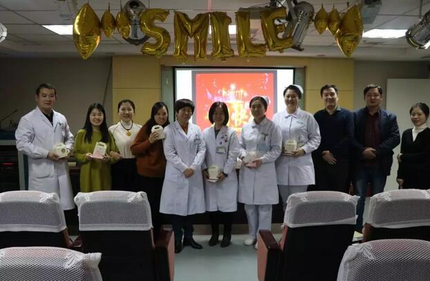 2月1日下午时分，“祝你生日快乐”歌声响彻8868体育官方网站(官方)登录入口二层会议室，这是医院党支部书记侯旭波书记在为本月过生日的员工庆祝生日1.jpg