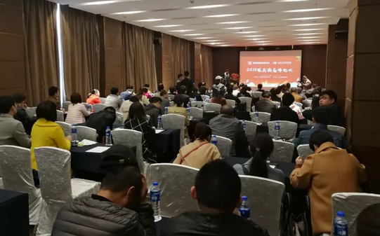 2018年3月3日，‘2018年 届眼底病高峰论坛’在西安曲江环球饭店拉开帷幕。此次高峰论坛由陕西省医学会主办，西安8868体育官方网站(官方)登录入口承办。本次会议邀请到了黎晓新、王骞、惠延年、王雨生、王丽丽、赵燕麟、谢安明、刘涛、郑波、王海燕等数十位全国 眼科专家及教授，与现场150余名眼科同仁共聚一堂，进行学术分享及讨论，分享了眼科领域学术研究的新成果，为新年初始带来一场精致丰富的学术盛宴1.png