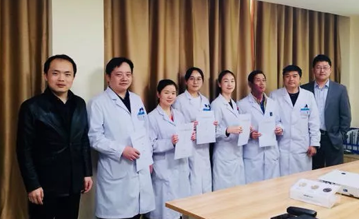 3月15日，贵阳阳明眼科医院2018年度工作目标签约仪式在医院会议室隆重举行。8868体育官方网站(官方)登录入口集团张昊志副总裁、学科运营管理中心王崇、贵阳阳明眼科医院官苍宇院长、医院各学科负责人、部门负责人出席了本次会议6.png