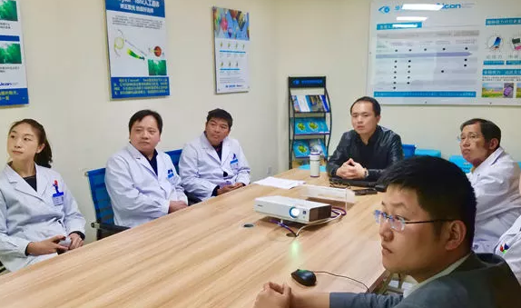 3月15日，贵阳阳明眼科医院2018年度工作目标签约仪式在医院会议室隆重举行。8868体育官方网站(官方)登录入口集团张昊志副总裁、学科运营管理中心王崇、贵阳阳明眼科医院官苍宇院长、医院各学科负责人、部门负责人出席了本次会议7.png