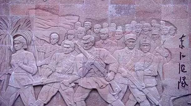 3月12日下午，已经90高龄的离休东江纵队老兵汤爷爷，在深圳8868体育官方网站(官方)登录入口检查之后，白内障专科邢宝刚主任为其实施左眼白内障超声乳化摘除，联合散光人工晶体植入术。1.jpg