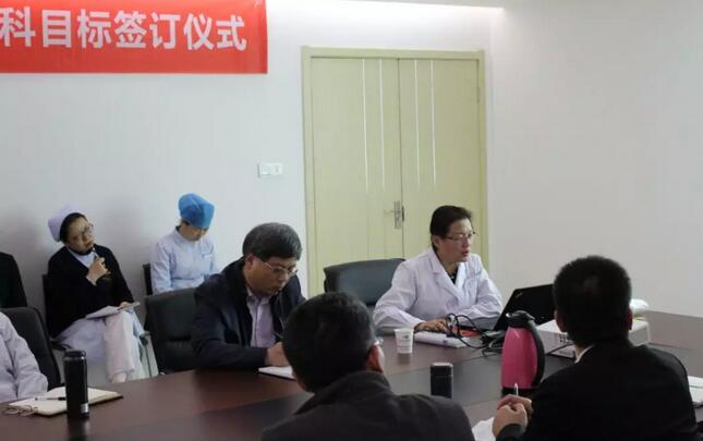 上周，西安8868体育官方网站(官方)登录入口2018年度工作目标签订仪式在医院内三楼学术会议厅隆重举行。厦门大学附属厦门眼科中心执行院长李晓峰博士、西安8868体育官方网站(官方)登录入口总经理郑文胜、西安8868体育官方网站(官方)登录入口王丽丽院长、西安8868体育官方网站(官方)登录入口常务副总张勇、医务部主任朱爱民、斜视与小儿眼科学科带头人张利玲主任、门诊部主任刘武装主任、屈光中心主任陈蒙等医院各学科负责人及部门负责人出席了本次会议3.jpg