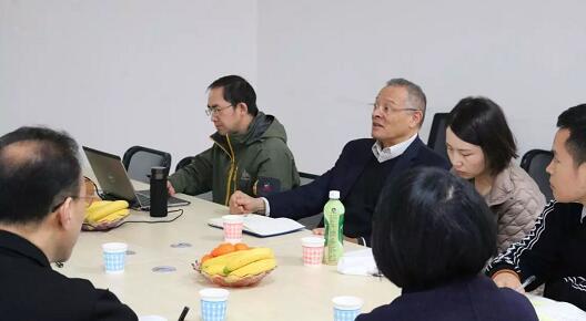 在3月28日法国依视路集团2.5新视代全球副总裁白方华先生一行人访问重庆8868体育官方网站(官方)登录入口时，重庆8868体育官方网站(官方)登录入口总经理张庭胜热情接待依视路集团贵宾一行。本次交流的目的：重庆8868体育网站登录入口和依视路“2.5新视代爱眼大使”健康公益项目希望能一起帮助视力帮助老百姓进行视力 ，提*生活质量，传播爱眼护眼的知识、宣传眼镜对视力 的作用、让更多的人尤其是需要帮助的人群能开始关注呵护自己的眼睛2.jpg