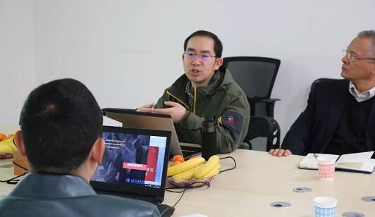 在3月28日法国依视路集团2.5新视代全球副总裁白方华先生一行人访问重庆8868体育官方网站(官方)登录入口时，重庆8868体育官方网站(官方)登录入口总经理张庭胜热情接待依视路集团贵宾一行。本次交流的目的：重庆8868体育网站登录入口和依视路“2.5新视代爱眼大使”健康公益项目希望能一起帮助视力帮助老百姓进行视力 ，提*生活质量，传播爱眼护眼的知识、宣传眼镜对视力 的作用、让更多的人尤其是需要帮助的人群能开始关注呵护自己的眼睛3.jpg