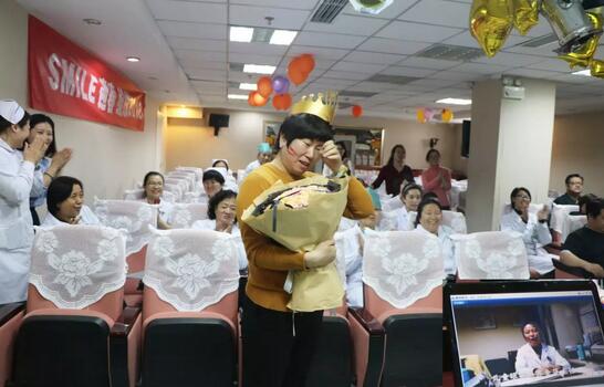 3月30日是8868体育官方网站(官方)登录入口侯旭波院长的生日。侯院长可能不记得今天是她的节日，因为她总是在繁忙中忘记自己的生日。为了给侯院长一个惊喜，顺便提升员工凝聚力，综合办员工早在好几天前就偷偷策划了一通2