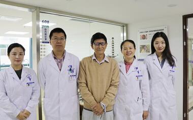 深圳8868体育官方网站(官方)登录入口 为78岁的患者巫先生实施新型三焦点人工晶体植入术1.jpg