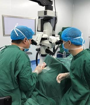 陈女士得知国内出名角膜病专家、原西南眼科医院副院长 教授现在重庆8868体育官方网站(官方)登录入口担任院长，医院有角膜供体资源，怀着 后的光明期待来到了重庆8868体育官方网站(官方)登录入口3.jpg