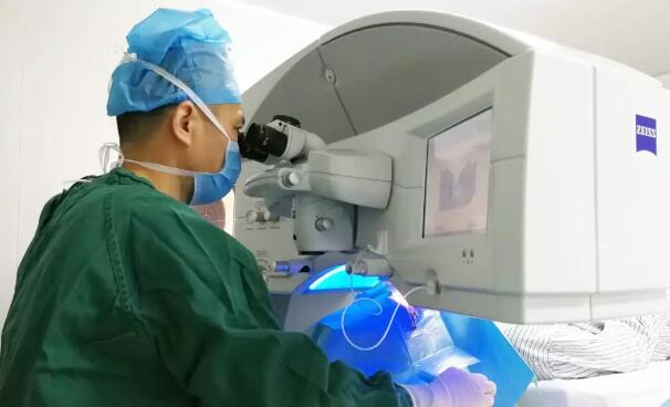 找到了厦门眼科中心屈光手术中心的黎新主任之后，小何开始咨询手术。在黎新主任耐心的讲解与分析下，小何做了细致的术前检查，发现除了小何双眼天生眼球较小外，并没有其他的手术禁忌症，完成可以实行手术3.jpg