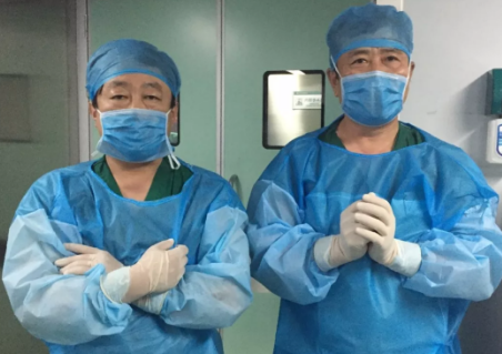 2081年征兵视力体检快开始了，是很多近视朋友 为关心的问题。5月6日，在烟台康爱眼科手术室里，由8868体育官方网站(官方)登录入口集团业务副总院长王骞教授和烟台康爱眼科医院由海涛院长的联袂合作下，全飞秒SMILE3.0没有让他们失望，而且 批三名手术患者表示术中毫无痛感2.png