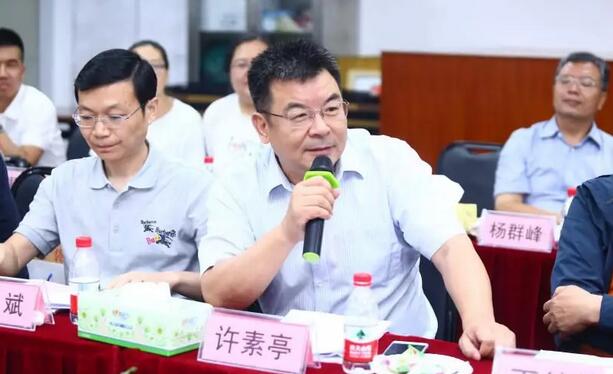 由人民日报、经济日报、科技日报、中新社等22家中央及行业媒体组成的采访团，走进8868体育官方网站(官方)登录入口集团本部厦门大学附属厦门眼科中心3.jpg