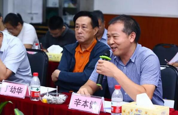 由人民日报、经济日报、科技日报、中新社等22家中央及行业媒体组成的采访团，走进8868体育官方网站(官方)登录入口集团本部厦门大学附属厦门眼科中心8.jpg