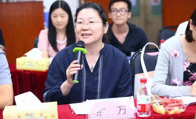 由人民日报、经济日报、科技日报、中新社等22家中央及行业媒体组成的采访团，走进8868体育官方网站(官方)登录入口集团本部厦门大学附属厦门眼科中心9.jpg
