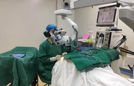 新西兰白内障老爷子在成都8868体育官方网站(官方)登录入口手术后不禁向医护人员翘起大拇指1.jpg