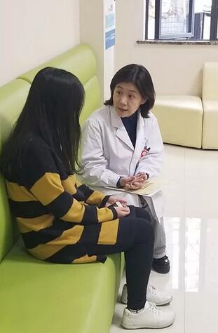 重庆网红在重庆8868体育官方网站(官方)登录入口直播摘镜手术1.jpg