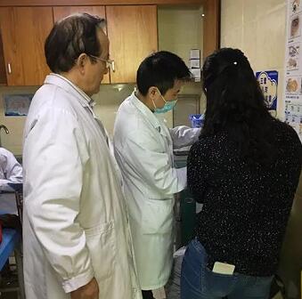 成都8868体育官方网站(官方)登录入口罗清礼教授为眼眶肿瘤患者顺利进行手术2.jpg