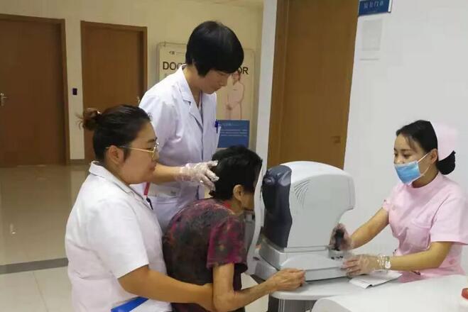 淮南8868体育官方网站(官方)登录入口医护人员为白内障老奶奶贴心服务1.jpg