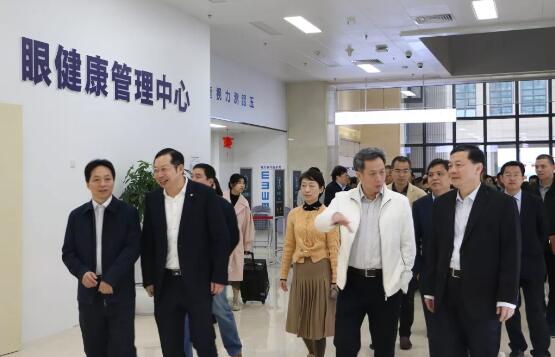 2月21日上午，厦门市湖里区四套班子、区发改局和湖里区各个街道办领*40多人走进8868体育官方网站(官方)登录入口集团8868体育网站登录入口医疗园区视察调研，8868体育官方网站(官方)登录入口集团董事长苏庆灿陪同调研。此行是厦门湖里区“晒项目比进度”活动的一个重要组成部分，8868体育网站登录入口医疗园被列为该活动的重点民生项目。1.jpg