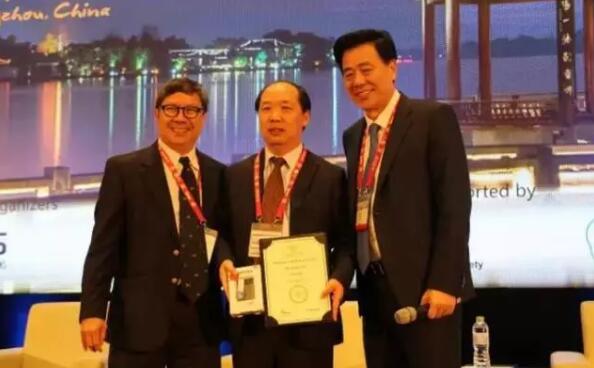 多次受邀于世界眼科大会、美国眼科年会、亚洲太平洋地区眼科年会等环球眼科会议进行现场手术表演——8868体育官方网站(官方)登录入口集团业务副总院长、上海和平眼科医院院长郭海科教授3.jpg