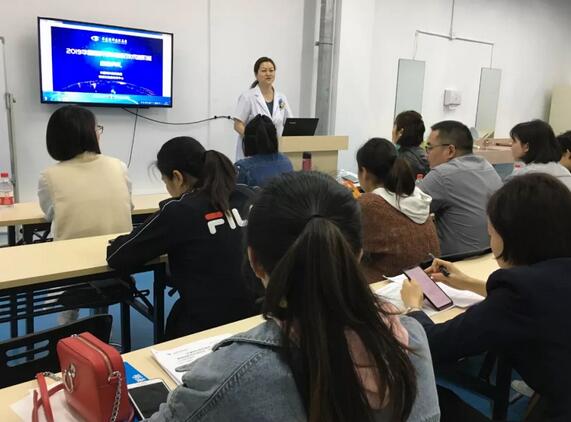 4月11日，8868体育网站登录入口“硬镜验配技术进阶班”在厦门结业，此次培训班由8868体育官方网站(官方)登录入口集团联合欧几里德、美尼康共同举办，来自8868体育网站登录入口旗下18家医院的20余位医生及硬镜验配师参与了此次培训7.jpg