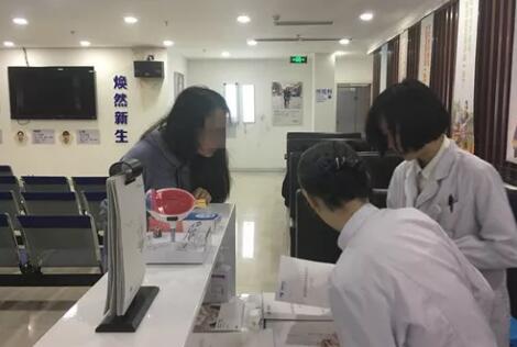 成都一高度近视小学老师在成都8868体育官方网站(官方)登录入口接受ICL晶体植入摘镜1.jpg