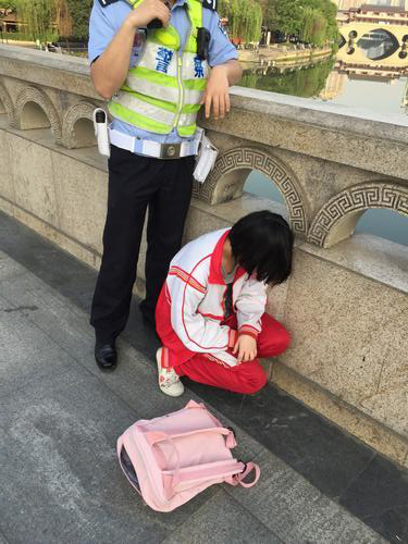 成都日报：女学生欲跳河轻生 成都8868体育官方网站(官方)登录入口职工路过救下