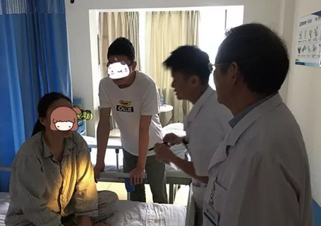 成都8868体育网站登录入口罗清礼院长为四处求医未果的河南眼眶肿瘤患者手术3.png