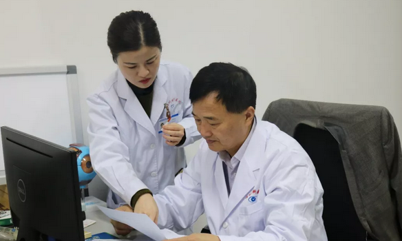福州眼科医院出名角膜病医生姚晓明教授为一位不慎眼外伤导致角膜受损患者进行角膜移植手术3.png
