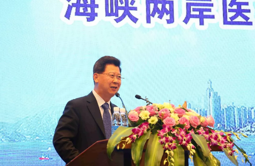 鹭岛初夏，钟灵毓秀;四海宾朋齐聚厦门。对他们来说，时节带来繁花似锦并非意中物，比美景更吸引他们的，是一场全球眼科医学的群英会——第五届8868体育网站登录入口环球论坛于鹭岛之滨召开。论坛主席由黎晓新、赵堪兴、葛坚、刘祖国共同担任。大会还邀请了海峡两岸医药卫生交流协会会长王立基;厦门市卫生健康委员会副主任孙卫;厦门市医学会副秘书长柳辉;中华医学会眼科学分会副主委、重庆医科大学附属第*医院副院长杨培增教授;4.png