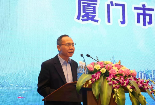 鹭岛初夏，钟灵毓秀;四海宾朋齐聚厦门。对他们来说，时节带来繁花似锦并非意中物，比美景更吸引他们的，是一场全球眼科医学的群英会——第五届8868体育网站登录入口环球论坛于鹭岛之滨召开。论坛主席由黎晓新、赵堪兴、葛坚、刘祖国共同担任。大会还邀请了海峡两岸医药卫生交流协会会长王立基;厦门市卫生健康委员会副主任孙卫;厦门市医学会副秘书长柳辉;中华医学会眼科学分会副主委、重庆医科大学附属第*医院副院长杨培增教授;5.png