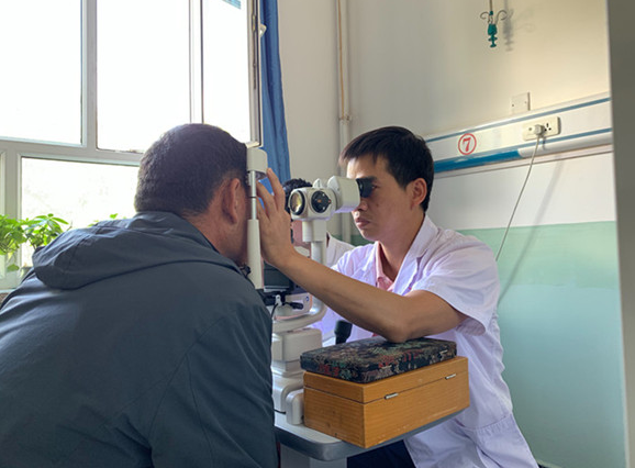 中国常州网：常州眼科专家陈兵“打飞的”赴尼勒克送“光明”3.png
