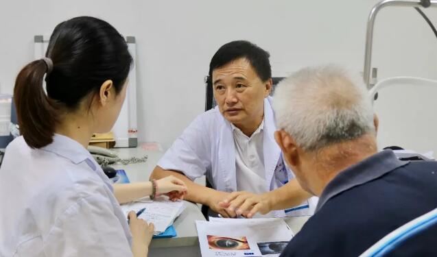 姚晓明教授来福州眼科医院，为解除角膜病患痛苦2.jpg