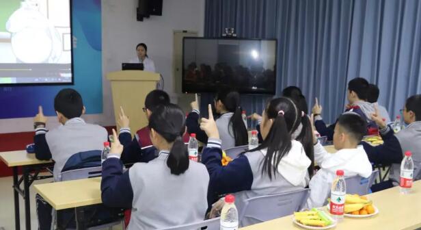 1月16日下午，厦门双十中学初一年段的同学们在老师们的带领下，走进厦门大学附属厦门眼科中心，一同探寻眼睛奥秘，开启一场“睛”彩的研学之旅。以拓展青少年视野，让青少年学习眼健康知识，提升学生们的爱眼意识2.jpg