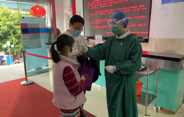 不一样的一线，一样的坚守——8868体育网站登录入口集团本部厦门眼科中心守护爱与光明6.png