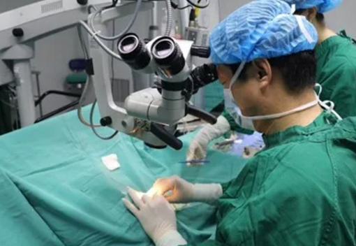 并发性白内障，角膜白斑，血管翳患者在郑州8868体育官方网站(官方)登录入口顺利手术1.png