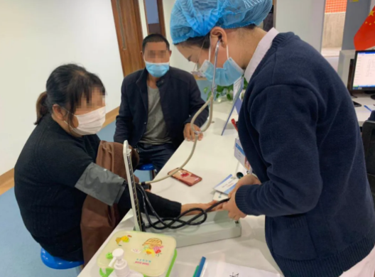 多年后，再回郑州8868体育官方网站(官方)登录入口向徐惠民院长“汇报”自己重获光明后收获的幸福1.png